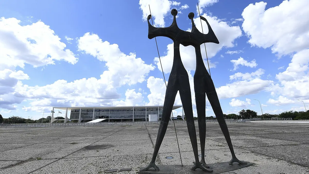 Praça dos Três Poderes, em Brasília, com o Palácio do Planalto ao fundo.